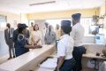 Le couple présidentiel en visite au commissariat d’Akanda. © D.R.