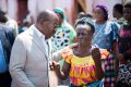 Le président Ali Bongo réconfortant une sinistrée en larmes. © Com. présentielle