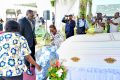 Patrick Mouguiama Daouda, le ministre de l’Enseignement supérieur posant sa gerbe de fleurs le 26 mai 2023 à Libreville. © Gabonreview