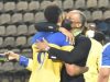 Franck Nguema étreignant Aubameyang après un match des Panthères. © D.R.