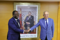 Le président par intérim de l’Université Mohammed V de Rabat, Farid El Bacha, et le ministre gabonais de l’Enseignement supérieur, de la Recherche scientifique et du Transfert de technologies, Patrick Mouguiama-Daouda. © hespress.com