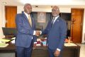 Poignée de mains entre Loïse Tamalgo (gauche) et Chen Sylvestre Mezui M’Obiang lors de la rencontre, le 22 mai 2023 à Libreville. © D.R.