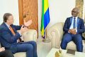 Le ministre des Mines et de la Géologie, Sylvestre Chen Mezui M’Obiang échangeant avec l’ambassadeur suédois, le 16 mai 2023 à Libreville. © Gabonreview