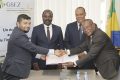 Le directeur général de GSEZ (gauche) et celui de la SEEG concluant leur accord sous le regard des membres du gouvernement, le 16 mai 2023 à Libreville. © D.R.
