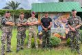 Le conseiller spécial du président de la République et directeur technique de l'ANPN, le colonel Hubert Ella Ekogha, et une délégation des Éléments français au Gabon. © EFG