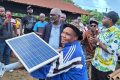 Chen Sylvestre Mezui M'Obiang remettant un panneau solaire à une oyemoise, le 29 mai 2023 à Oyem. © D.R.