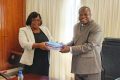 Ingrid Litchangou-Moutendi Mayila remettant symboliquement les actes au secrétaire général du ministère de la Santé, Patrice Ontina, le 23 juin 2023. © Gabonreview
