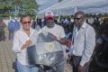 Madeleine Berre remettant un équipement de boxe pour soutenir les jeunes boxeurs du Moyen-Ogooué, le 10 juin 2023. © D.R.