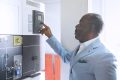 Ali bongo procédant à la mise en service du premier tronçon des travaux d’électrification rurale de l’axe Lebamba-Makongonio, le 11 juin 2023. © D.R.