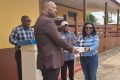 La présidente du Rotary Club Libreville-Komo remettant le don au préfet du département de la Lébombi-Léyou, le 24 juin 2023, à Mounana. © D.R.