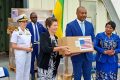 Ellen Thorburn remettant symboliquement les antirétroviraux au ministre de la Santé, le 21 juin 2023 à Libreville. © Gabonreview