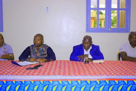 Emmanuel Eyeghe Nze (2e en partant de la gauche) présidant la réunion du 2 juin 2023 à Mitzic. © D.R.