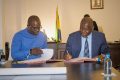 Wesbert Moussounda, directeur général de la SEM (à gauche), et Alfred Ngomanda du Cenarest procédant à la signature de l’accord, le 20 juillet 2023 à Libreville. © SEM