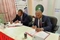 Jean Richard Mbele et Alban Etho signant la convention de garantie, le 20 juillet 2023 à Libreville. © Gabonreview