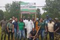 Photo de famille devant le panneau posé sur un site d'Alenakiri. © Gabonreview