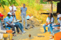 Le candidat aux législatives 2023, Yannick Akomo avec son équipe durant la campagne de proximité dans le 3ème arrondissement de Libreville © D.R