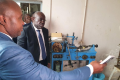 Le ministre des Travaux publics, Toussaint Kouma Emane, lors de sa visite inopinée au Laboratoire national du bâtiment et des travaux publics. © D.R.