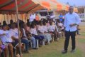 Un responsable local de l'UJPDG s'adressant aux jeunes de Bingoma, à Ndjolé, le 12 août 2023. © D.R.