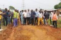 Les deux membres du gouvernement au cours du lancement des travaux de réhabilitation du tronçon routier du canton Nye, le 5 août 2023. © Ministère des Mines