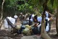 Les volontaires s’activant au ramassage des déchets sur la place de l’arboretum Raponda Walker. © D.R.