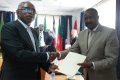 François Ndong Obiang remettant le mémorandum à Abdou Abarry. © Unoca