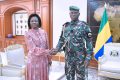 Poignée de mains entre Marie Madeleine et le général Brice Clotaire Oligui Nguema, au palais Rénovation, le 6 septembre 2023 à Libreville. © Com. présidence de la Transition