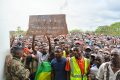 Les employés de la ZIS de Nkok revendiquant leurs droits devant le bâtiment de l’autorité administrative, le 11 septembre 2023. © Gabonreview