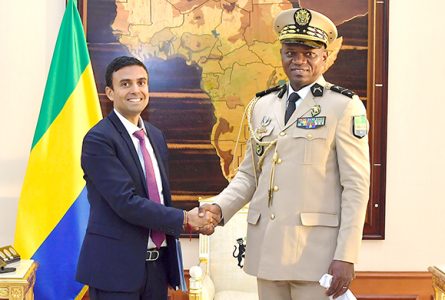 Le PDG du groupe Arise reçu par le président de la Transition le général Brice Clotaire Oligui Nguema, le 29 septembre 2023. © Com. Présidentielle