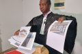 Me Abdoull-Houssein Hatem Moussavou brandissant les photos du marché de Potos. © Gabonreview