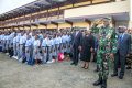 Le général Brice Clotaire Oligui Nguema, sa délégation et les élèves lors de la levée des couleurs au Collège Nelson Mandela. © Com. Présidentielle