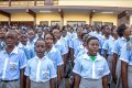 Si le cas des élèves du lycée Nelson Mandela est à l’Inspection déléguée d’académie, la descente du général Oligui Nguema au collège rappelle aux tout-petits le respect des valeurs patriotiques. © Com. présidentielle