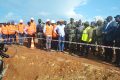 Le général Oligui Nguema donnant des instructions aux entrepreneurs sur un chantier à Angondjé, le 14 octobre 2023.  © Gabonreview