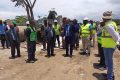 Les responsables de Arise et d’Afcons s’expliquant avec le ministre des Transports, Loïc Moudouma Ndinga. © Gabonreview