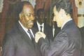 Ali Bongo recevant sa Légion d'honneur française des mains de Nicolas Sarkozy, en 2010. © AGP