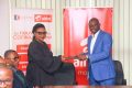 La directrice générale d’Airtel Money, Aïssatou Barro et le directeur général de la Cofina, El Hadji Mamadou Faye échangeant le parapheur matérialisant leur collaboration. © Gabonreview