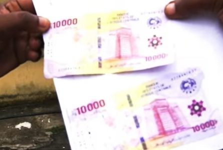Des billets de banque de très mauvaise qualité retrouvés chez les faussaires. © Gabonreview/Capture d’écran