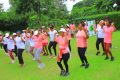 Le personnel féminin de TransAkanda, en activités sportives sous la conduite du coach Fokoyo. © D.R.