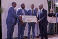 Le premier ministre, Raymond Ndong Sima, remettant le chèque aux membres de la startup Yubile Technologie, vainqueur de l’édition 2023. © Com. Primature