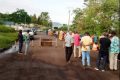 Les membres du Collectif disant représenter les occupants des cités Comilog bloquant l’entrée sur la zone industrielle. © Gabonreview/Capture d’écran