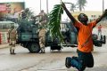 Ayant salué le changement de régime, la population gabonaise se trouve maintenant comme piégée dans une compression. © Montage GabonReview/OrassioPhotographie