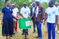 Claude Armaud Oyabi, responsable du projet Nfoubane (au centre) procédant à l’installation symbolique d’un bac à ordures ménagères avec les officiels, le 11 novembre 2023. © GabonReview