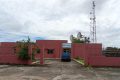 En dépit de la clinquante façade extérieure de Radio Mandji, la toiture coule, les murs se fissurent. © Gabonreview