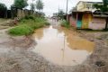 Dégradée à ce point, cette route a pourtant servi de voie de contournement durant les travaux du pont jouxtant le lycée privé Nyonda Makita de Nzeng-Ayong. © Gabonreview