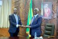 André Jacques Augand, le ministre des Sports remettant l’audit de la dette des footballeurs au Premier ministre Raymond Ndong Sima, le 18 décembre 2023. © Com. Primature