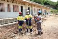 Les ouvriers sur le site des travaux de réhabilitation d’un établissement scolaire à Mounana. © D.R.