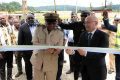 Le gouverneur de la province de l’Ogooué-Lolo, Jean-Bosco Assingabagni, procédant à la coupure du ruban, 6 décembre 2023 Lastoursville. © AGL