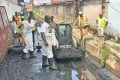 Les agents de la mairie de Libreville procédant au nettoyage du canal devant le lycée d’Oloumi, le 21 décembre 2023. © Gabonreview