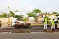 Les agents de la mairie de Libreville nettoyant le caniveau en face du lycée d’Oloumi, le 22 décembre 2023. © Gabonreview