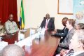 Le ministre des Mines, Hervé Patrick Opiangah échangeant avec les responsables de la société Havilah Consolidated Ressources, le 13 décembre 2023. © Ministère des Mines