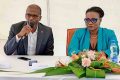 Jean-Constant Assi, directeur général de Sunu Assurances Vie Gabon lançant Mobil’Epargne en présence de la directrice générale d’Airtel money, le 13 décembre 2023. © Gabonreview